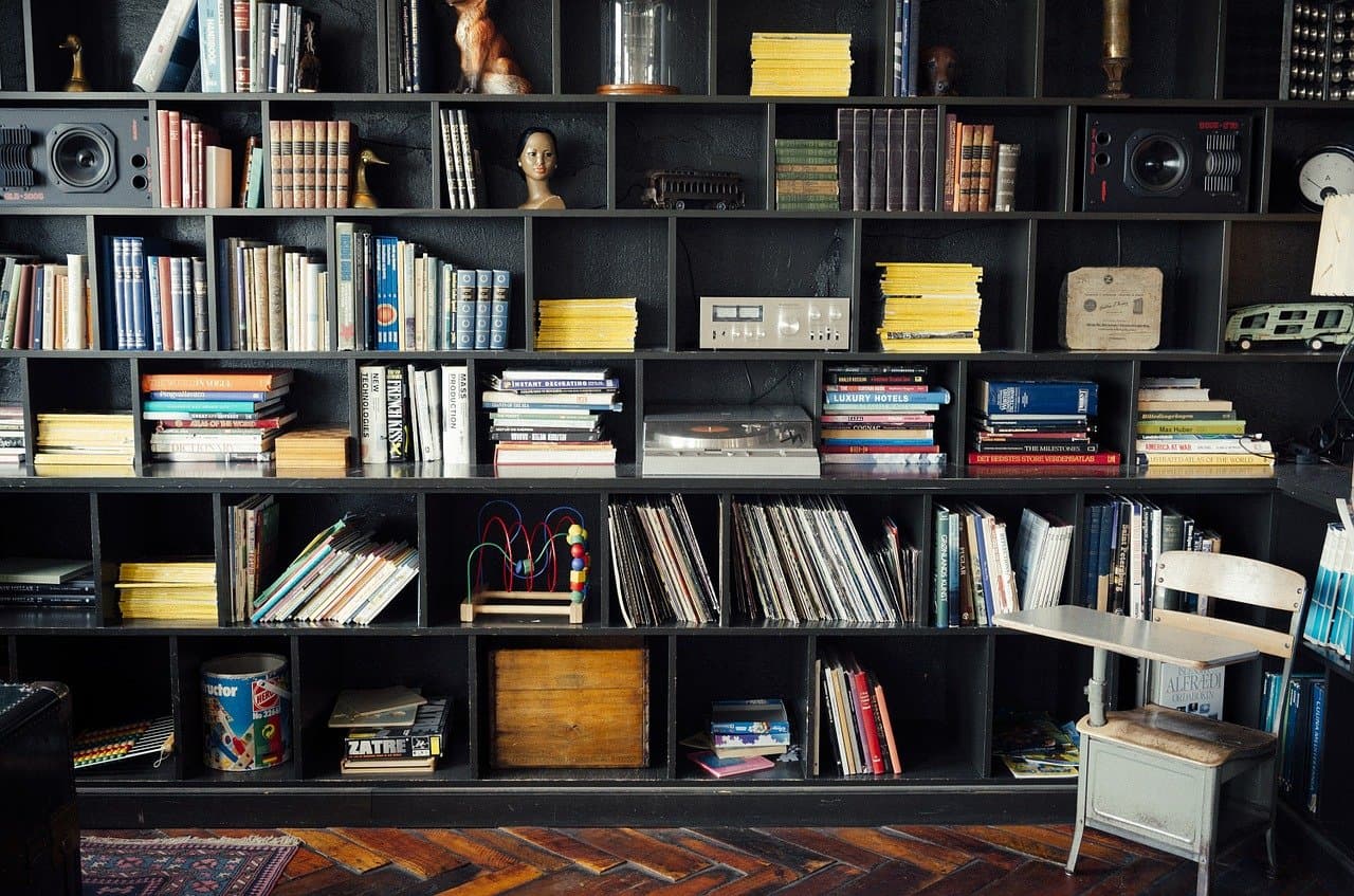 Book display shelf